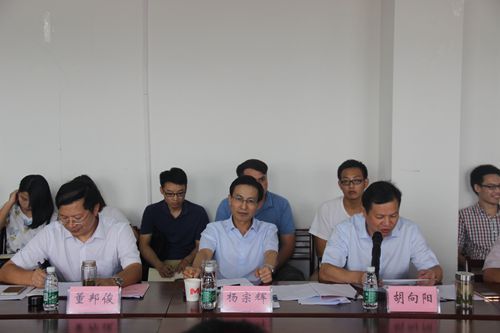*98堂
召开98堂教育理论与实践座谈会