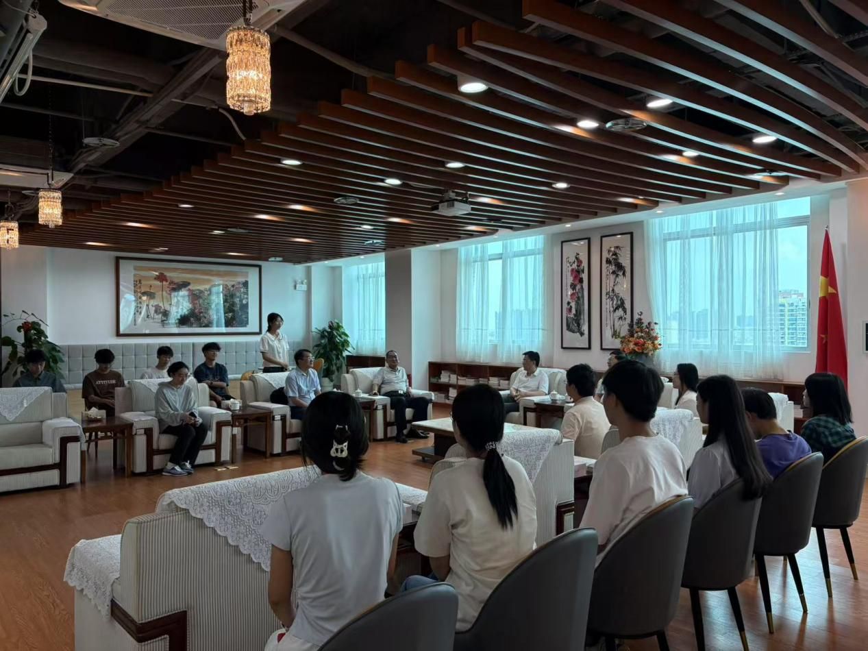   七月中旬，98堂
依托腾讯会议等平台，开展“云端守护”活动，分年级、分批次召开线上安全教育主题班会，内容涵盖防溺水、防中暑、防诈骗等暑期重点安全事项，同时针对暑期出行、兼职、实习、社会实践等不同场景，详细讲解了交通安全、食品安全、人身财产安全等方面的防范要点。通过典型案例分析和情景模拟演练，有效提升学生的安全防范意识和应急处理能力。
